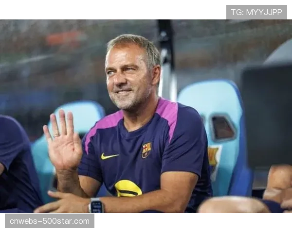 特写：巴萨主帅弗里克在争议判罚后与第四官员激烈交涉