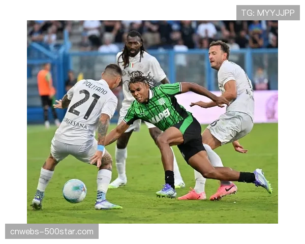 慢镜头回放:萨索洛进球源于一次成功的“区域压迫”迫使对方后卫失误